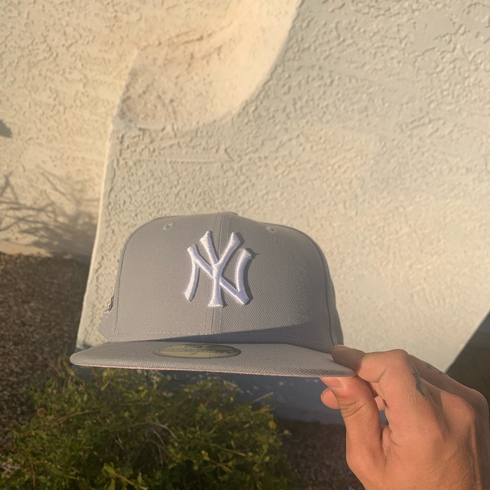 New era exclusive Grey and pink Yankee hat Sz 7